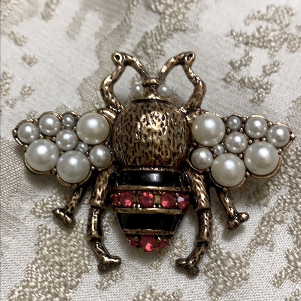 bee-brooch-with-crystals-and-pearls-imitation